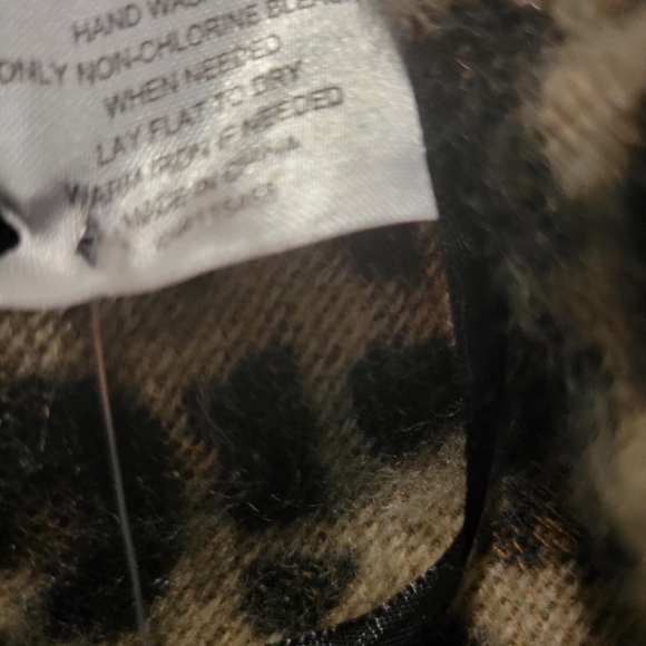 Sweater Cape By Always Fabulous Leopard Print 100% Acrylic OSFA - Picture 5 of 7